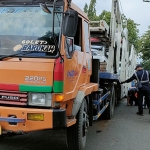 Truk pengangkut mobil mewah yang tersangkut di atas rel kereta api di Jalan Hasanudin, Kota Kediri. Foto: MUJI HARJITA/BANGSAONLINE