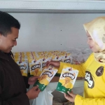 Wiliyah Wijiastutik saat mengenalkan produknya ke pelanggan.