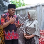 Ketua DPRD Kota Malang, I Made Riandiana Kartika, saat berbincang dengan perajin batik sukun.