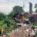 Kondisi dump truk usai menabrak sejumlah warung. foto ist.