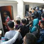 Pemudik memasuki KA Kertajaya tujuan Surabaya, di Stasiun Pasar Senen, Jakarta, Kamis (30/6). foto: merdeka.com