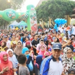 BERJUBEL: Warga mengikuti Jalan Sehat Bersama dalam rangka HKN ke-53 di Alun-alun Sidoarjo, Minggu (12/11). foto: istimewa