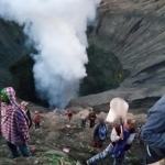 
Warga mengambil persembahan dikawah Gunung Bromo, Probolinggo, Jawa Timur, Sabtu (30/6).

