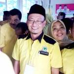 Ahmad Nurhamim (tengah berkacamata) usai terpilih aklamasi menjadi ketua DPD II Golkar Gresik periode 2016-2021. foto: SYUHUD/ BANGSAONLINE