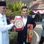 Hero Tito salam komando dengan bupati Malang Rendra Kresna.