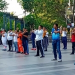 Kapolda Jawa Timur, Irjen Pol Luki Hermawan saat senam bareng masyarakat dan wartawan di Taman Bungkul.