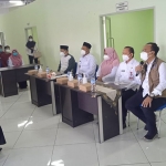 Bupati Gus Yani didampingi Wabup Bu Min, Ketua DPRD Moch Abdul Qodir, Pj. Sekda Abimanyu, dan Kadinkes Ghozali bersama para nakes saat penandatanganan perbup. (foto: SYUHUD/ BANGSAONLINE)