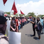 Massa Forkot ketika demo di kawasan JIIPE. foto: SYUHUD/ BANGSAONLINE