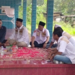 Abdul Halim, Anggota Komisi E DPRD Jatim bertakziah ke rumah almarhum H. Zaini di Bangkalan. 