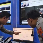 Kapolres Probolinggo saat meninjau layanan Call Center 110.