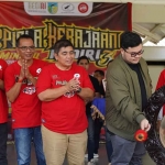Bupati Kediri, Hanindhito Himawan Pramana, saat memukul gong sebagai tanda dibukanya lomba burung Piala Kerajaan Kediri 3. Foto: Ist