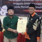 Ketua KPU Situbondo Marwoto menyerahkan berkas kepada perwakilan DPC PKB. 