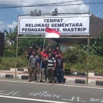 Eks PKL Jalan Mastrip meminta Pemkot segera mencarikan tempat relokasi.