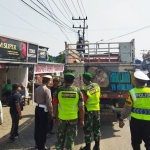 Petugas gabungan Polres Gresik dengan Kodim 0817 Gresik sedang menghalau kendaraan pengakut hewan ternak tanpa dilengkapi dengan dokumen. foto: ist.