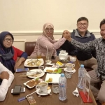 Ali Azhara (paling kanan) saat bertemu ketua PSI dan Partai Garuda di sebuah kafe di Surabaya. foto: istimewa/ bangsaonline.com