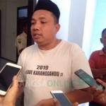 Asmadi saat diwawancarai wartawan di Gedung DPRD Trenggalek. foto: HERMAN/ BANGSAONLINE