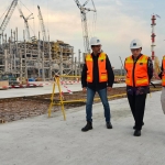 Wakil Presiden Direktur PTFI Jenpino Ngabdi (kanan) menjelaskan progres pembangunan  Smelter PTFI kepada Staf Ahli Bidang Hubungan Antarlembaga Kementerian Luar Negeri Muhsin Syihab (tengah). Foto: Ist.