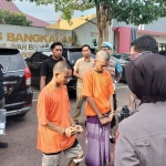 Petugas saat menginterogasi pencuri sapi di Bangkalan.