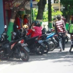 Kondisi parkir di sepanjang jalan Pemuda Tuban. foto: SUWANDI/ BANGSAONLINE