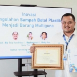 Rio, Ketua tim ITS 3R menunjukkan piagam dari ajang Inovboyo 2024.