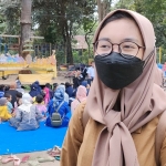 Liana, pendamping Sekolah Alam Ramadhani saat memberi keterangan kepada wartawan. Foto: Muji Harjita/ BANGSAONLINE.com