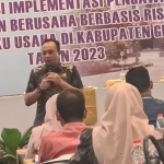 Kepala DPMPTSP Gresik Agung Endro Dwi Setyo Utomo saat memberikan sosialisasi perizinan usaha kepada para pengusaha. Foto: SYUHUD/ BANGSAONLINE