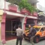 Lokasi rumah tempat ditemukannya mayat diberi garis polisi. 