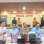 Barang bukti dan kedua pelaku dalam pers rilis di Mapolda Jatim, Kamis (7/9/2023).