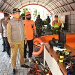 Bupati Lamongan, Yuhronur Efendi, saat meninjau persiapan tim.