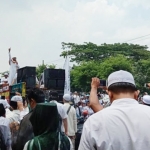 Ratusan massa yang mengatasnamakan Forum Umat Islam Bersatu menggelar aksi demo di depan Mapolres Bangkalan.