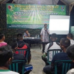 Dinas Penanaman Modal dan Tenaga Kerja Kabupaten Tuban saat memberikan sosialisasi kepada petani. foto: SUWANDI/ BANGSAONLINE