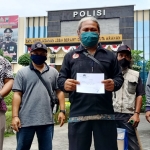 Dari kiri: dr. Ari Purnomo Adi (GNDP), Bima Nuryawan (Wild Water Indonesia), Beny Prastya (EPPI), Rudiyanto (Sumber Untung, Jarak), dan M. Nunin Mardiansyah (Rante Rau), usai mengirim surat pengaduan ke Kapolres Kediri. foto: MUJI HARJITA/ BANGSAONLINE