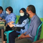 Ketua LSM SuaR Indonesia Kediri, Sanusi (nomor 2 dari kanan) saat berbincang dengan Kabid Rehabilitasi Sosial Dinsos Kabupaten Kediri, Dyah Saktiana. (foto: ist)