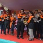 Wabup, Moh Qosim ketika memberikan cinderamata kepada peserta touring. foto: syuhud/ BANGSAONLINE