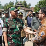 Bupati Kediri ketika berbincang sejenak dengan Pangdam V/Brawijaya. Foto: Ist