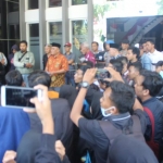 Anggota dewan dari Gerindra saar menemui para mahasiswa.