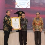 Ketua MARI Prof. Dr. H. Muhammad Syarifuddin, SH.,MH memberikan piagam penghargaan peringkat 3 lomba Posbakum tingkat nasional pada Ketua PN/PHI Gresik, Agus Walujo Tjahjono, SH., MHum. (FOTO: ist)