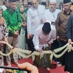 Dr. KH. Asep Saifuddin Chalim menggunting pita didampingi Gubernur Jawa Timur Khofifah Indar Parawansa saat meresmikan Gudung Pascasarjana Institut KH Abdul Chalim Pondok Pesantren Amanatul Ummah Rabu malam (18/12/2019). foto: bangsaonline.com