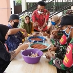 Kegiatan petugas saat berada di dapur umum.
