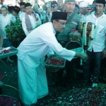 Gus Ipul sedang melakukan tabur bunga sesaat usai pemakaman almarhumah Nyai Hj Aisyah Hamid Baidhowi.