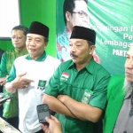 Arif Wahyudi, Ketua LPP DPC PKB Kota Malang didampingi pengurus lainnya saat menjawab pertanyaan wartawan di kantor Sekretariat DPC PKB Kota Malang, Jl. MT. Hariyono, Tlogomas Lowokwaru, Senin (20/08). foto: IWAN IRAWAN/ BANGSAONLINE