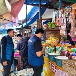 Satgas Saber Polres Bangkalan saat sidak stok dan harga bahan pokok di pasar