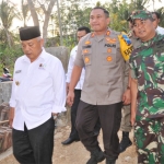 Bupati Malang Sanusi, Dandim 0818 Malang-Batu Letkol Inf Ferry Muzawwad, dan Kapolres Malang AKBP Yade Setiawan Ujung saat meninjau hasil program fisik TMMD.