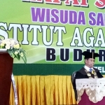 Rektor IAI Al Khoziny Buduran Sidoarjo Dr. KH. Asep Syaifuddin Chalim, MA saat sambutan.