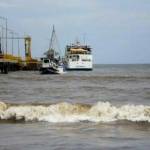 Kapal Ferry dan Perahu Kayu saat bersandar di dermaga pelabuhan Jangkar Situbondo