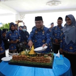 Ketua Korpri Kota Kediri, Bagus Alit, saat memotong tumpeng. Foto: Ist