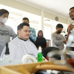 Bupati Kediri Hanindhito Himawan Pramana saat menjajal potong rambut. Foto: Ist. 