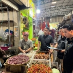  Satgas Pangan Polres Gresik saat mengecek harga bahan pokok di Pasar Baru Gresik. foto: ist.