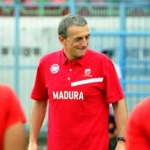 Pelatih Madura United, Milomir Seslija (tengah).