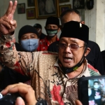 Mat Mochtar, tokoh senior PDI Perjuangan saat memberi keterangan pers pada wartawan. foto: istimewa